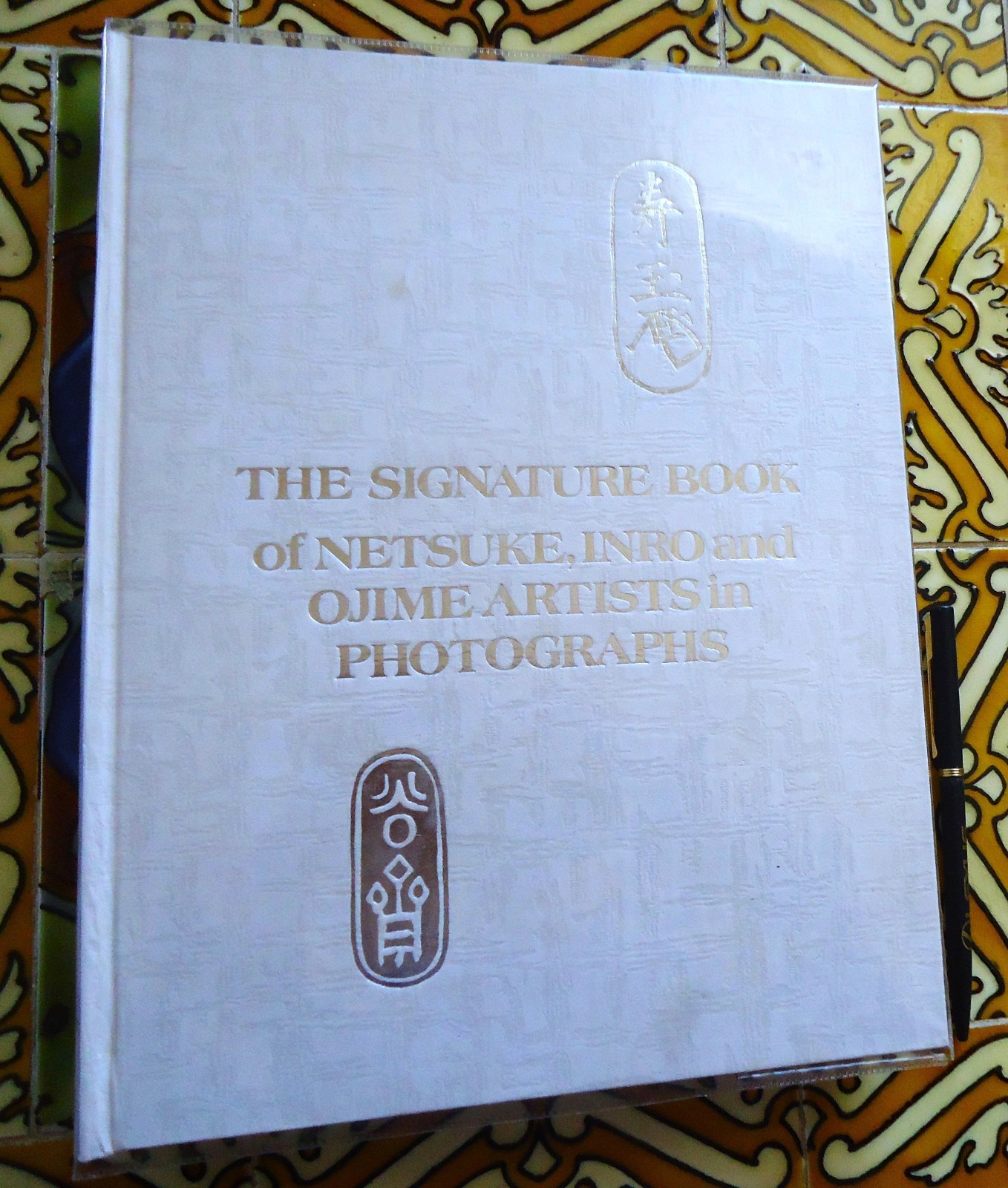 The Signature Book of Netsuke, Inro and Ojime Artists in Photographs WITH COVER