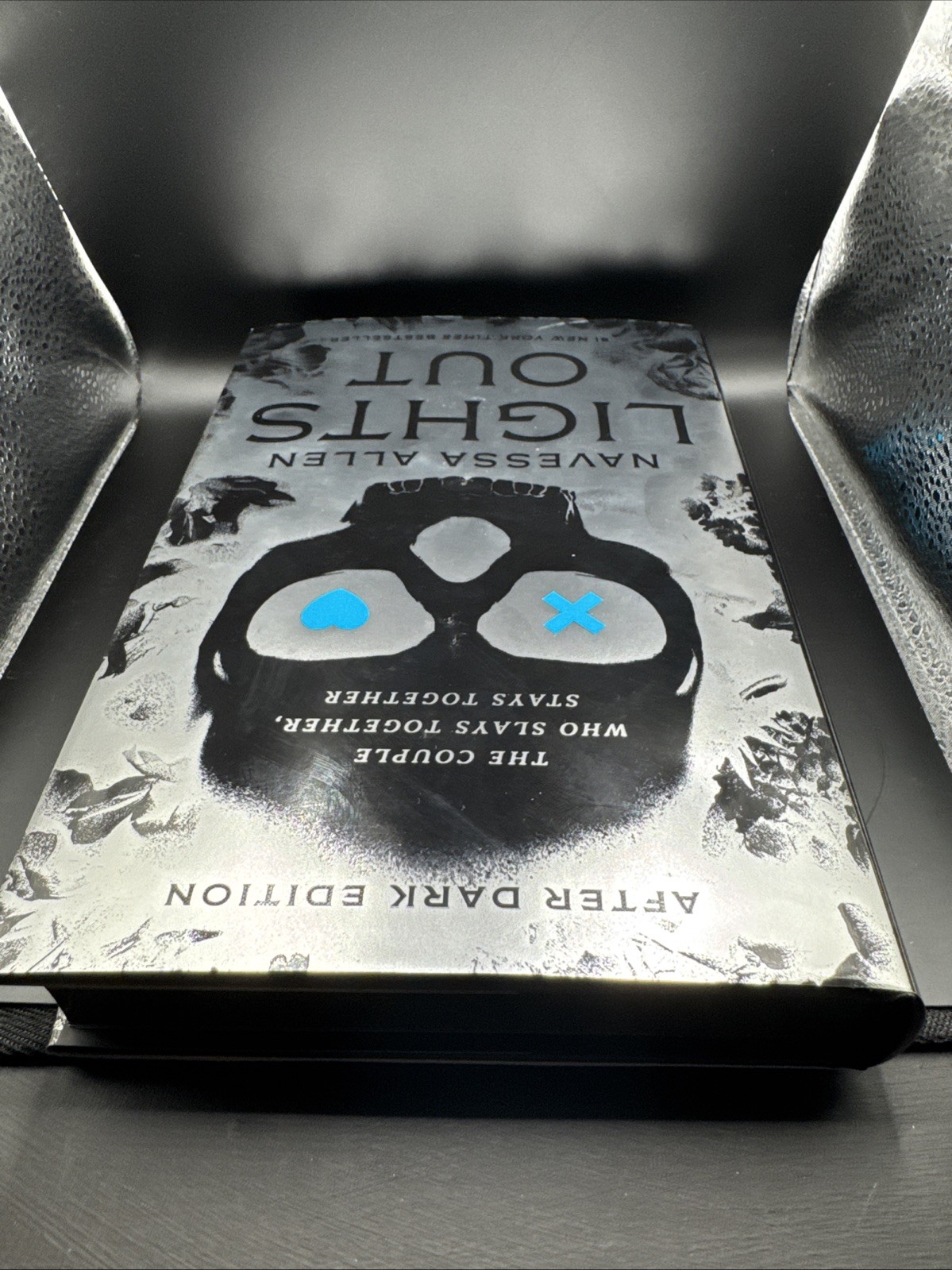 Lights Out Collector’s Edition : An into Darkness Novel by Navessa Allen (2025,