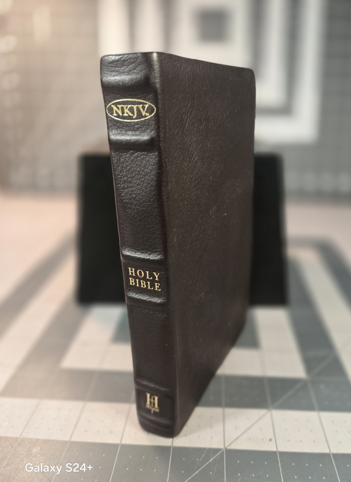 NKJV Ultra Thin Compact Bible Brown Leather Touch Cover TINY PRINT Like new cond